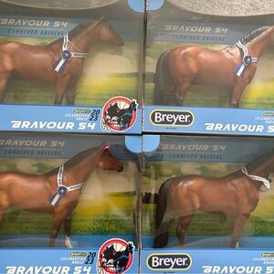 Breyer Bravour S4 Chestnut Horse Figures with Blue and White Ribbons
